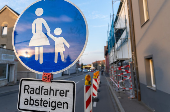 Strassenschild F&uuml;&szlig;g&auml;nger / Baustelle