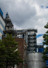Fototapeta na wymiar Fabrica de produtos quimicos e bebidas. Com sua chamile e tubulações em Dusseldorf, Alemanha