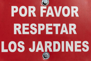 Mensaje en español, por favor respetar los jardines