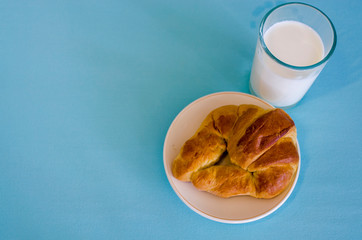 croissant con leche