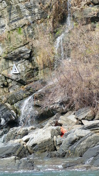 Acqua che scorre gi&ugrave; dalla montagna verso il mare