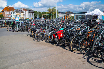 Estacionamento de bicicleta na europa meio de transporte muito usado, Ghent Belgica