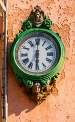 Fototapeta premium Relógio antigo na facada de um edifício histórico na Itália, Europa.