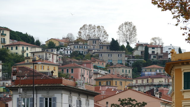 Agglomerato urbano di case sulle colline di La Spezia. Liguria, Italia