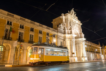 Tranvía en la plaza del comercio de Lisboa