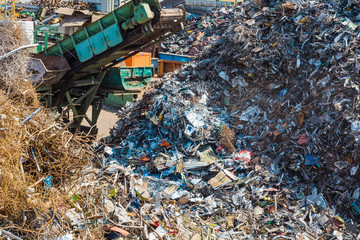 Haufen des alten Metalls und der Ausrüstung für die Wiederverwertung