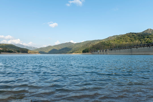 Embalse de los Hurones en la provincia de C&aacute;diz, Andaluc&iacute;a, Espa&ntilde;a.