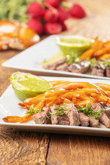 Scheiben eines Steaks mit Pommes frites