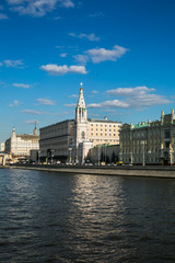 Fototapeta na wymiar View of historical city center on the Moscow river