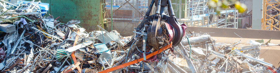 Haufen des alten Metalls und der Ausrüstung für die Wiederverwertung