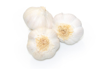 Obraz na płótnie Canvas Whole fresh raw garlic heads isolated on white background