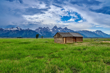 Obraz premium Granary with the Grand Teton mountains at Grand Teton National Park.