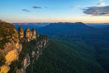 Fototapeta na wymiar sunset at three sisters lookout, blue mountains, australia 32