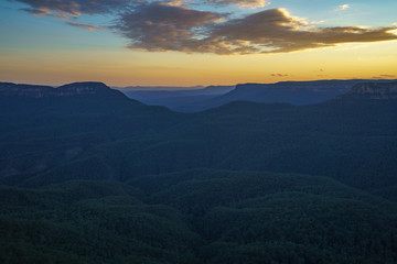 Fototapeta na wymiar sunset at three sisters lookout, blue mountains, australia 38