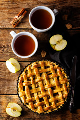 Apple pie with fresh apple slices