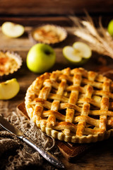 Apple pie with fresh apple slices