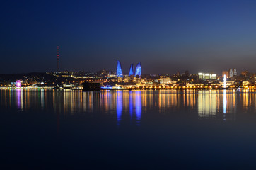 Fototapeta na wymiar Evening Baku with a view from the boulevard.Azerbaijan