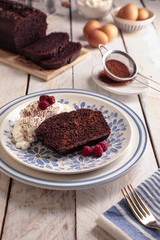 Bizcocho de chocolate frambuesas y cacao