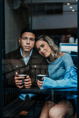 casal tomando café