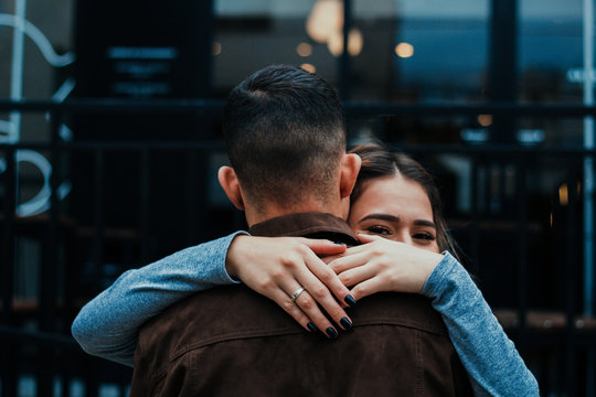 Casal abra&ccedil;ado