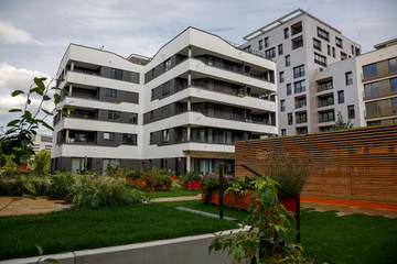 Obraz na płótnie Canvas Patio between modern houses. Image of a cozy green city space.