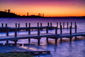 Obraz premium Dramatic colours of pre dawn over the piers and jetty at Turangi Lake Taupo New Zealand