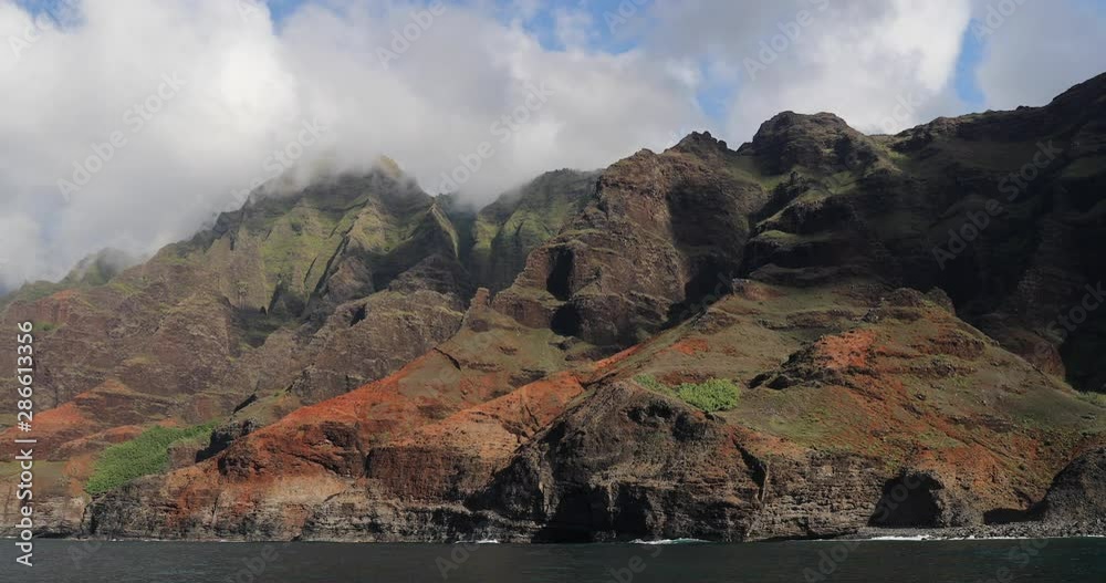 Wall mural Na pali coast and beach of Kauai Hawaii. View from water of famous Hawaiian travel destination. Napali coastline in Kaui, Hawaii, USA, the Honopu arch.