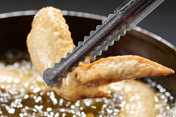 手羽先　揚げているシーン