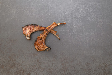 Deux côtes d'agneau sur un fond uni