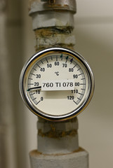 Analog indicator of water temperature in the pipeline.