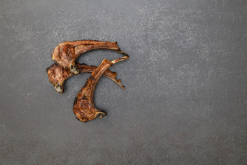 Trois côtes d'agneau sur un fond uni
