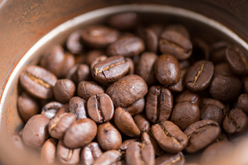 Coffee beans are ground into coffee powder by a grinder．