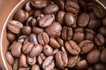 Coffee beans are ground into coffee powder by a grinder．