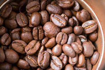 Coffee beans are ground into coffee powder by a grinder．