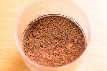 Obraz na płótnie Canvas Coffee beans are ground into coffee powder by a grinder．