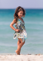 Modella in miniatura sul bagnasciuga