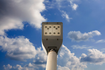 Faro stradale led con sfondo cielo