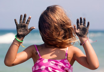 Mani in alro in spiaggia