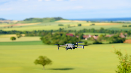 Un drone filme la campagne et un village français au milieu des champs