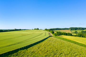 La campagne fran&ccedil;aise, des for&ecirc;ts, des champs et des routes