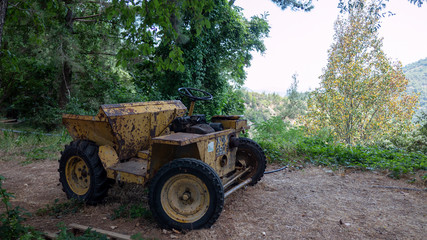 Obraz premium Abandoned Tractor in Forest