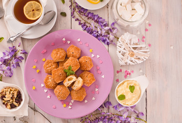 Puff pastries with custard cream. 