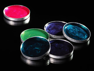 Nagellack in grün, türkis, violett, pink auf schwarzem Glas