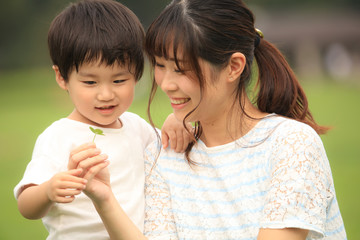 笑顔の親子