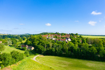 Naklejka premium Le village de Cuncy-les-Varzy au milieu de la campagne