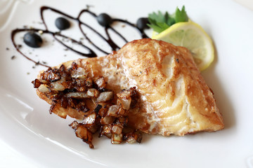 Fried pike perch with onions