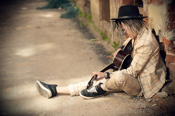 street and guitar © Andrey Kiselev