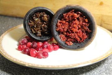 Obraz na płótnie Canvas dried cranberries in a wooden bowl