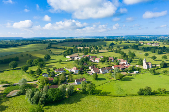 Le village de Cuncy-les-Varzy au milieu de la campagne