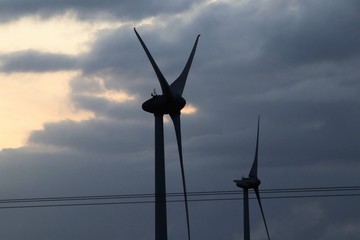 Eoliennes à 3 pales dans la commune de Saint Caradec - Côtes d'Armor - Bretagne - France